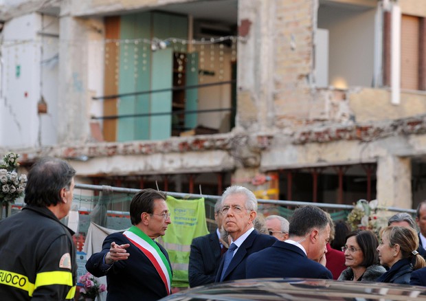 Il premier Mario Monti con il sindaco dell'Aquila Massimo Cialente davanti alla Casa dello studente