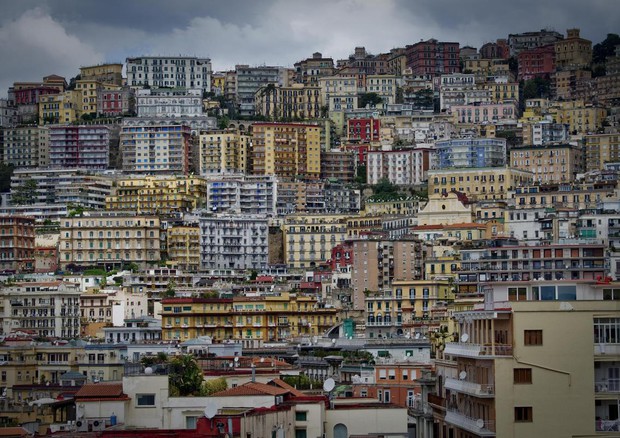 Panoramica di palazzi e case a Napoli © ANSA