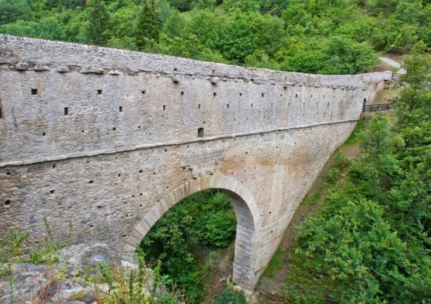 Tra passato e presente lungo lo spettacolare Pont d'Ael © ANSA