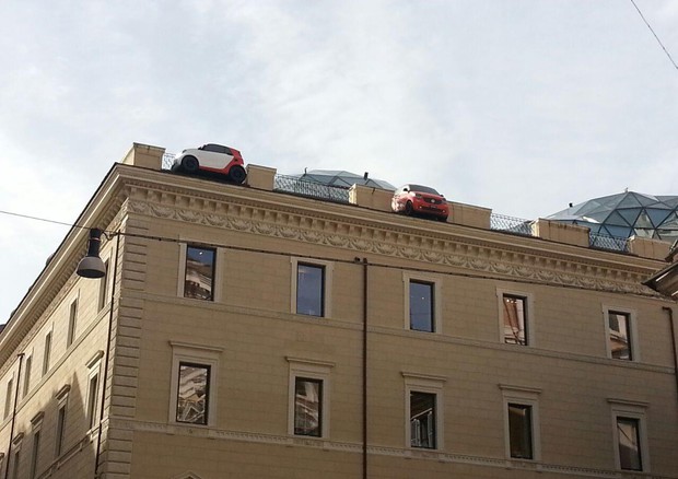 I: Roma, Smart sulla balaustra del tetto del Palazzo ex Unione Militare di via del Corso. © ANSA
