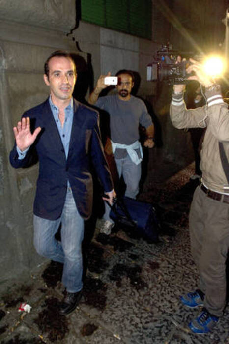 L'uscita dal carcere di Poggioreale a Napoli nella notte del 27 settembre 2011 di Gianpaolo Tarantini © Ansa