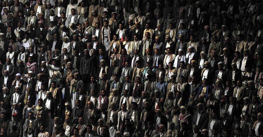 Migliaia di simpatizzanti del movimento pro-Houthi discutono sul futuro dello Yemen a Sana'a © Ansa