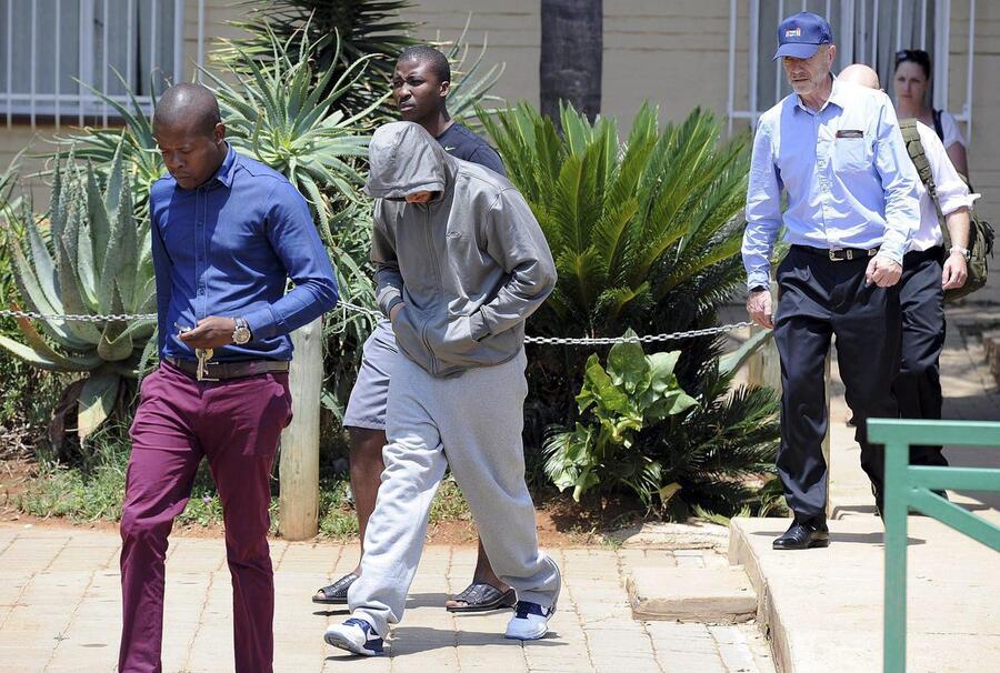 Oscar Pistorius, arrestato,  lascia la casa del delitto © Ansa