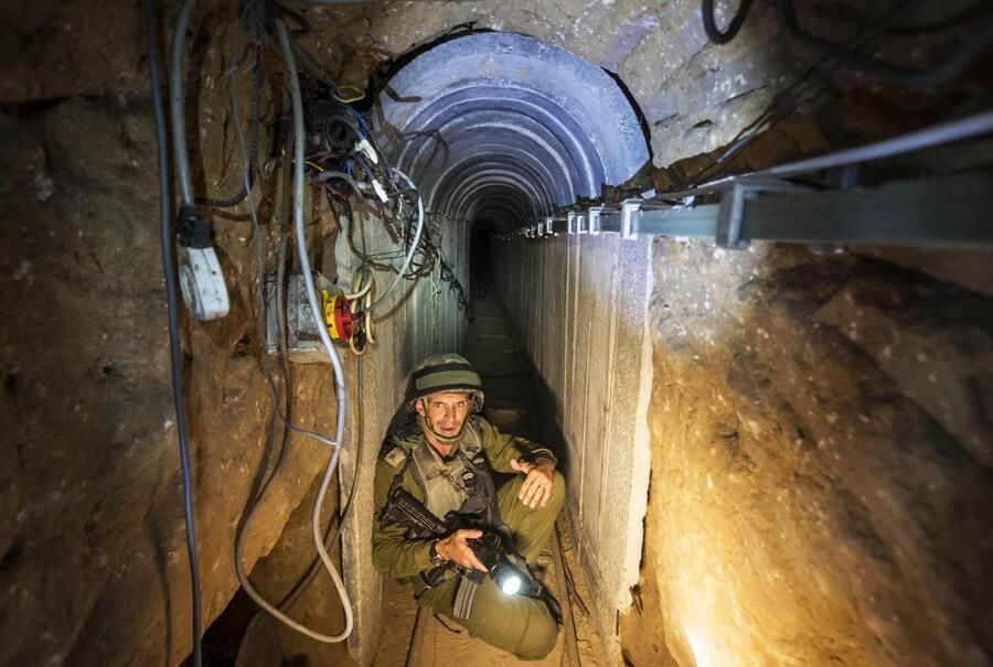Media tour through Gaza tunnel © Ansa
