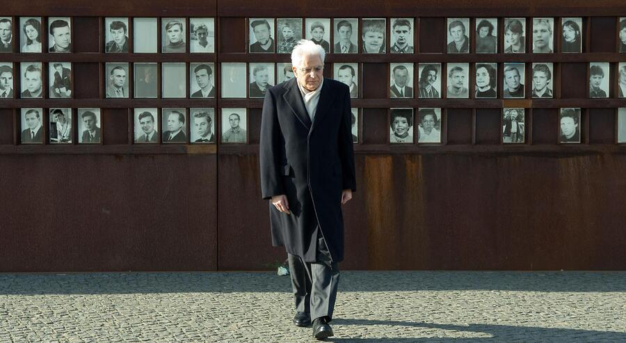 Sergio Mattarella al Memoriale del Muro di Berlino. Una rosa ai caduti per la libertà © Ansa
