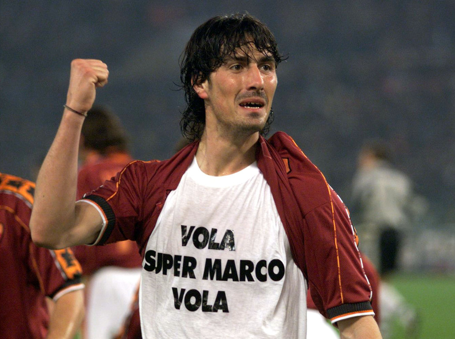 L'esultanza dell'attaccante della Roma, Marco Delvecchio, dopo il primo gol nel derby dell'11 aprile  1999. © 