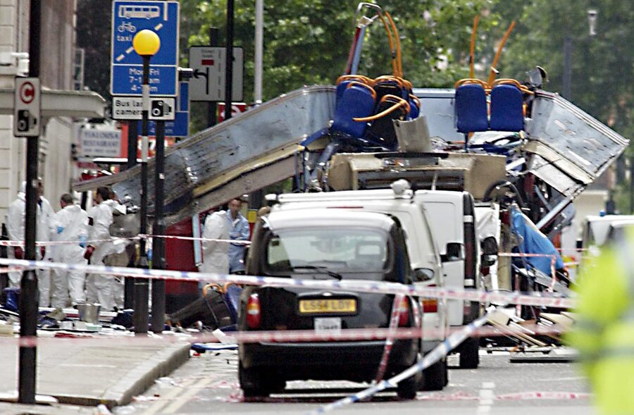 ATTACCHI TERRORISTICI IN METRO E BUS A LONDRA: MORTI E FERITI [ARCHIVE MATERIAL 20050707 ] © Ansa
