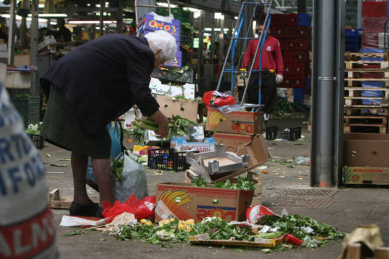 Poveri a Roma in un mercato rionale - RIPRODUZIONE RISERVATA