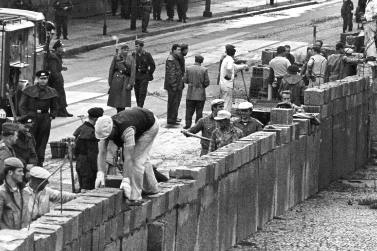 Germania: 25 anni fa il crollo del Muro di Berlino - RIPRODUZIONE RISERVATA