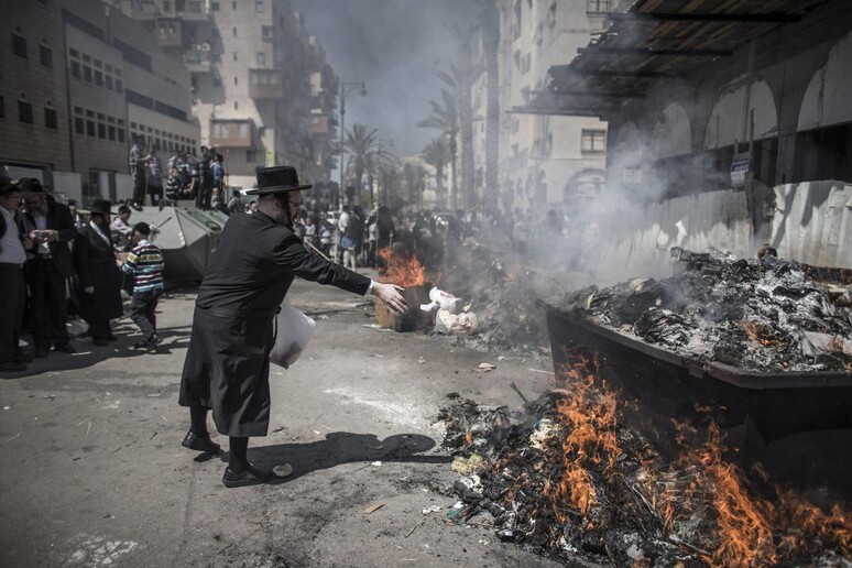 A Bnei Brak, in Israele,  si bruciano le rimanenze dei cibi lievitati per la Pasqua © ANSA/EPA