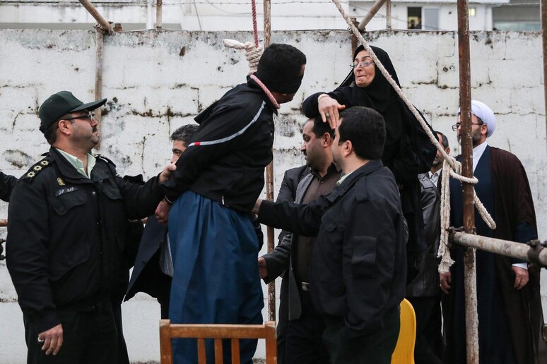 In Iran, un condannato a morte perdonato quando è già sul patibolo © ANSA/EPA