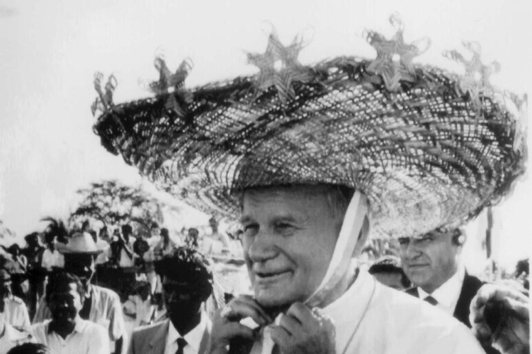 Giovanni Paolo II in Colombia nel 1986 - RIPRODUZIONE RISERVATA