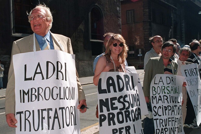 Marco Pannella in una protesta contro il finanziamento ai partiti - RIPRODUZIONE RISERVATA