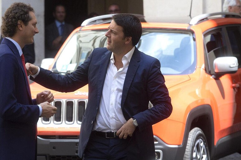 Matteo Renzi (d) col il presidente della Fiat John Elkann (s) alla presentazione della nuova Jeep Renegade a Palazzo Chigi - RIPRODUZIONE RISERVATA