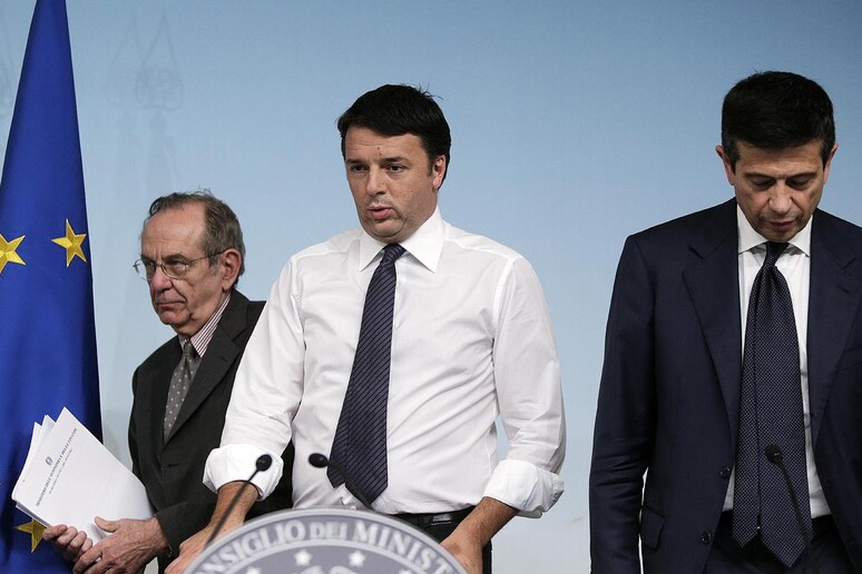 Il presidente del Consiglio, Matteo Renzi (c), con i ministri Pier Carlo Padoan (s) e Maurizio Lupi - RIPRODUZIONE RISERVATA