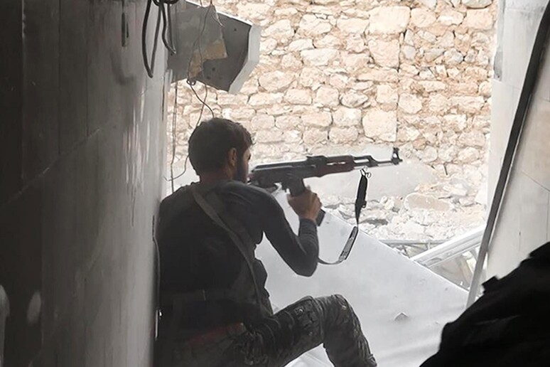 Militanti Isis in combattimento a Kobane © ANSA/AP