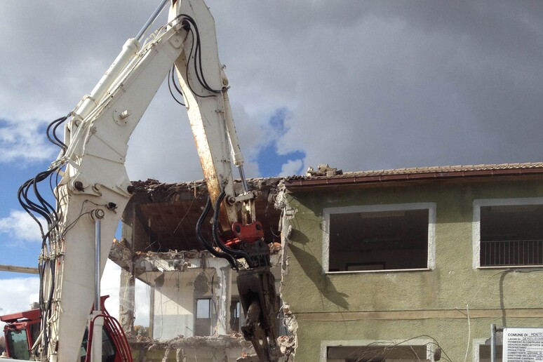 Demolita scuola Montereale, la nuova nel 2016 - RIPRODUZIONE RISERVATA