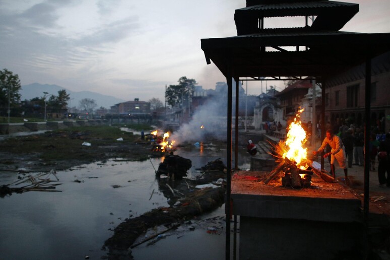 Il rito della cremazione a Kathmandu © ANSA/EPA