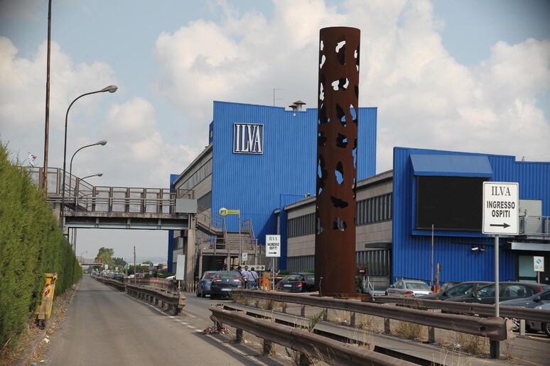 Veduta esterna dello stabilimento siderurgico Ilva di Taranto, in una immagine di archivio - RIPRODUZIONE RISERVATA