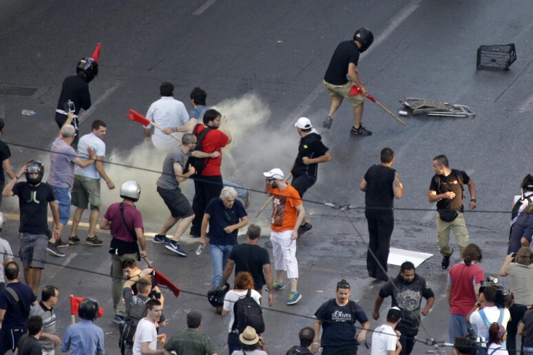 Scontri in piazza Syntagma ad Atene © ANSA/AP