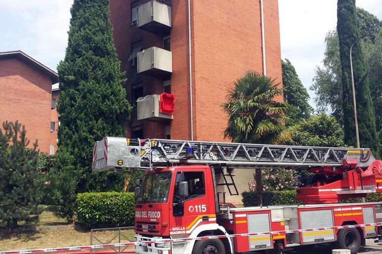 A fuoco palazzo nel Biellese, 14 feriti - RIPRODUZIONE RISERVATA